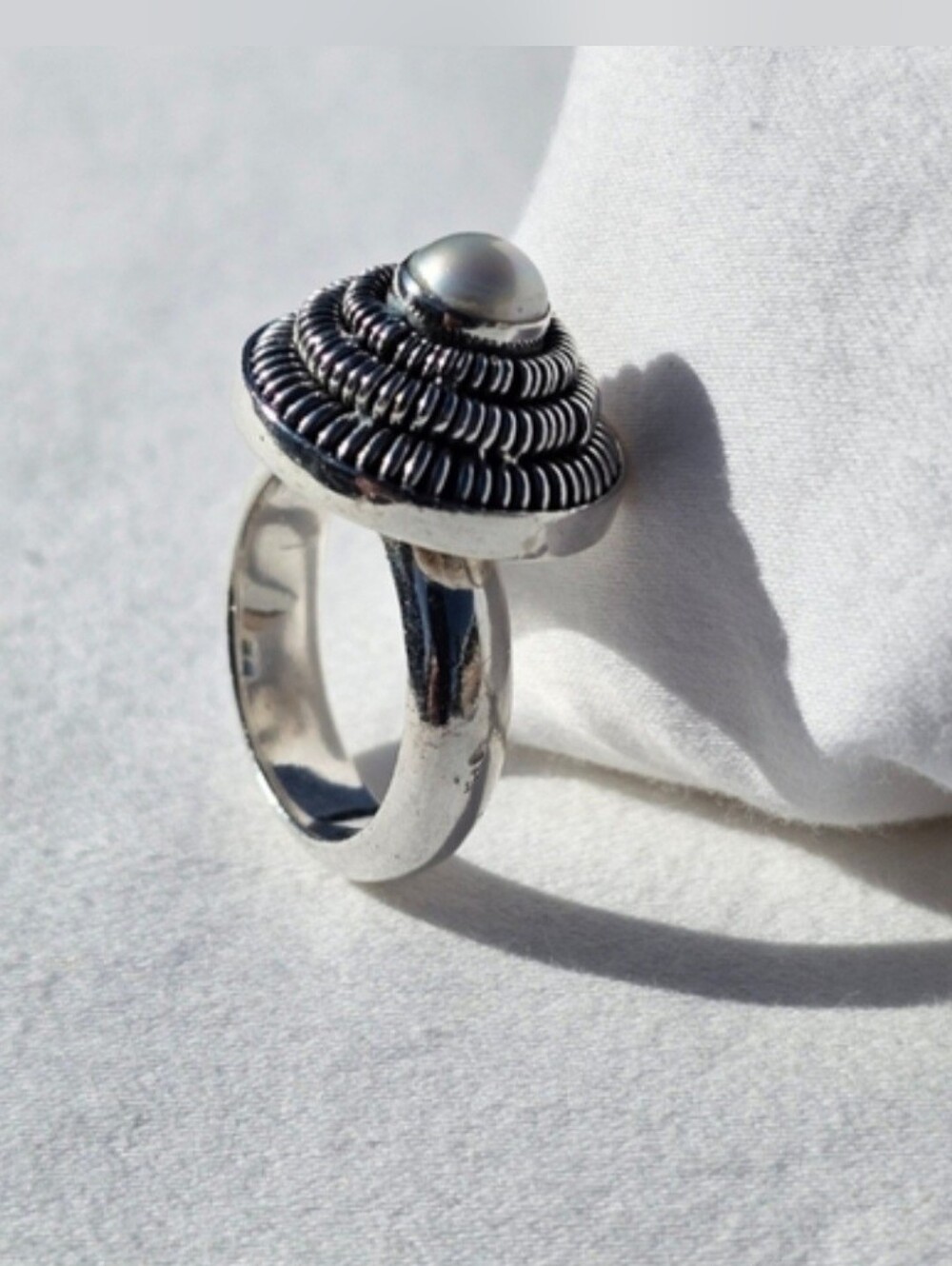 Vintage Bali Artisan 925 Sterling Silver Mother of Pearl Statement Ring